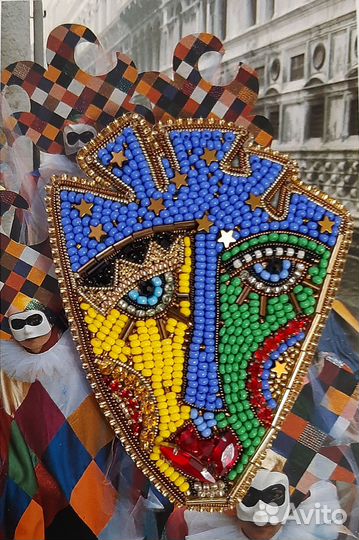 Брошь ручной работы из бисера