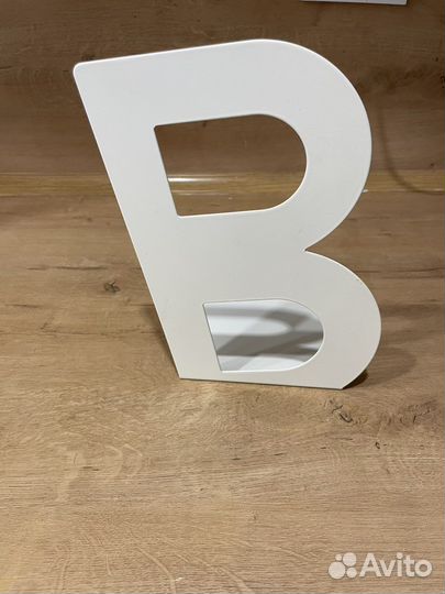 Книгодержатель металлический буква В IKEA