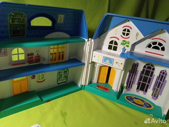 Кукольный домик с мебелью и куколкой