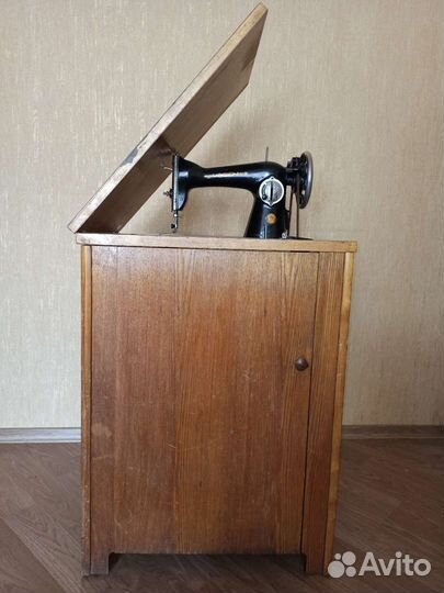 Швейная машина педальная