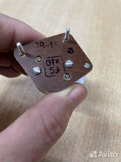 Указатель напряжения вольтметр на панель приборов