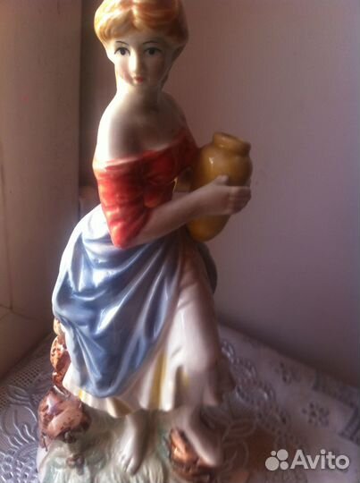 Фарфоровая статуэтка 