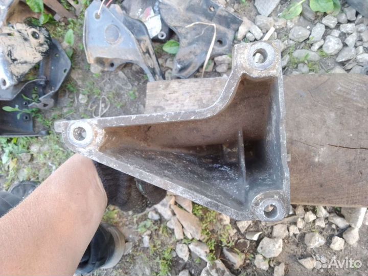 Кронштейн двигателя правый Audi 100c4