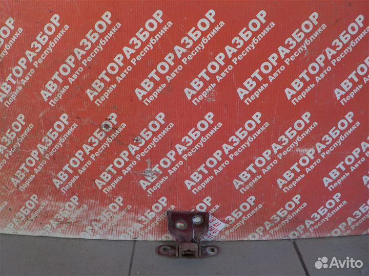 Петля двери нижняя передняя правая Renault Duster