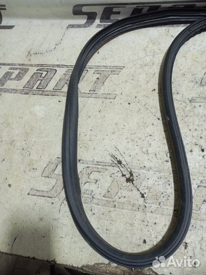 Уплотнитель двери задний правый Skoda Yeti 1.4