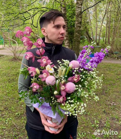 Цветочные букеты в шляпной коробке