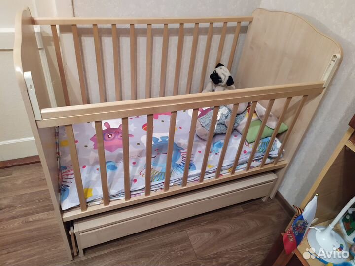 Детская кроватка с поперечным маятником