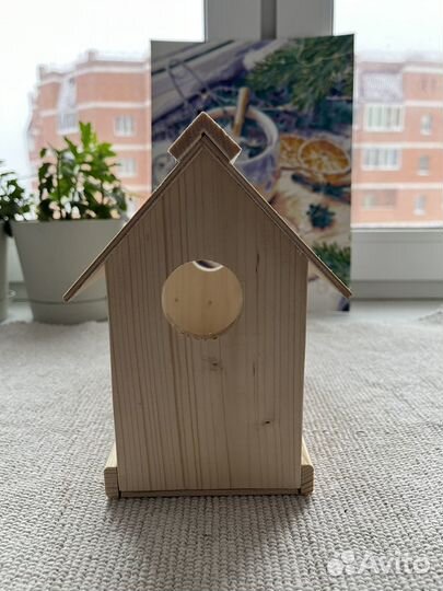 Кормушка для птиц и белок из дерева