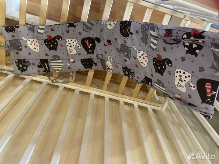 Детская кроватка с маятником новая