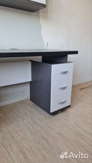 Письменный стол