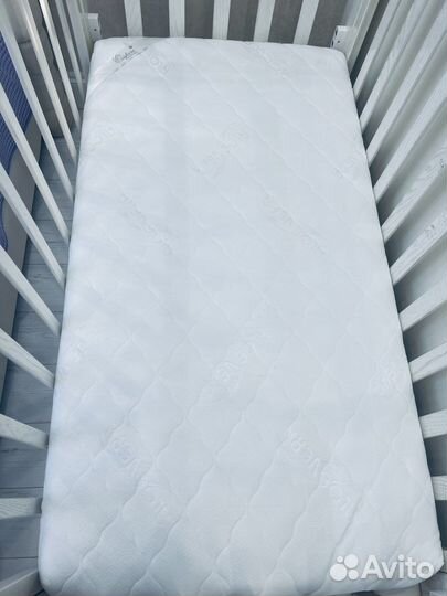 Детская кроватка с маятником