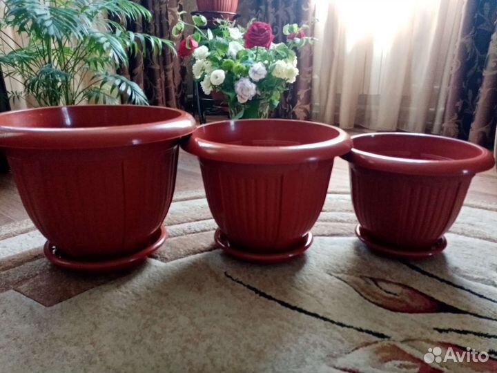 Пластиковое кашпо для цветов