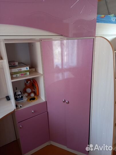 Детская кровать чердак со столом и шкафом