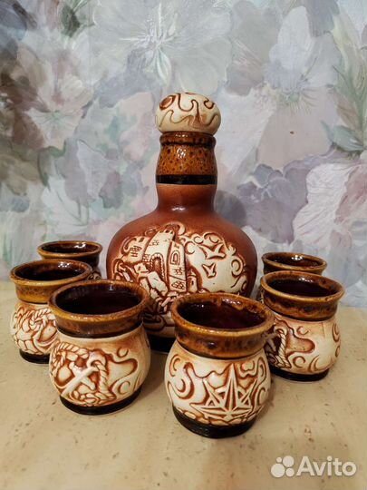 Глиняная посуда (графин и чашки)