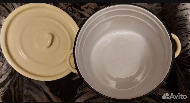 Кастрюля эмалированная большая