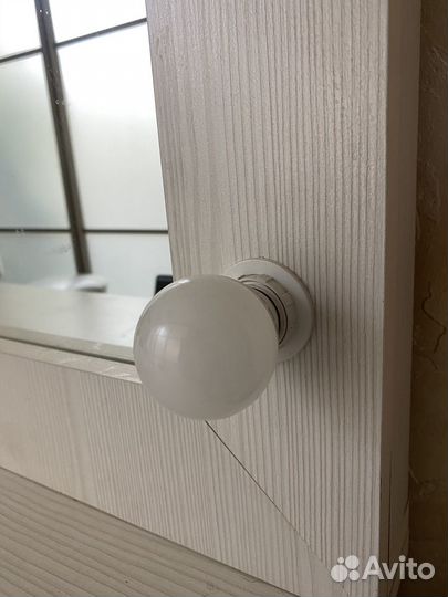 Туалетный столик с зеркалом и подсветкой