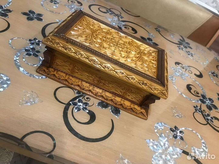 Деревянная шкатулка