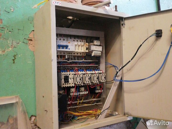 Станок для криволинейной обработки кромки стекла