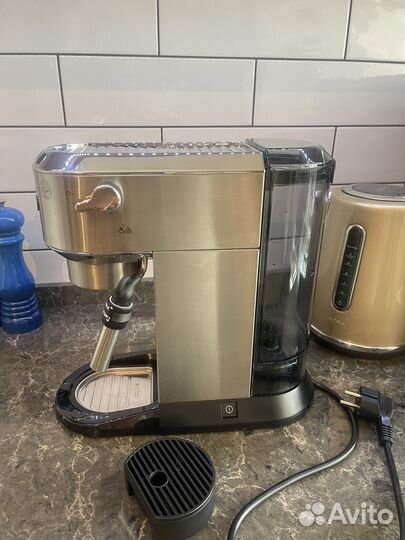 Кофеварка рожковая Delonghi EC685M серебристый