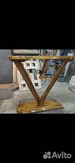 Барная стойка и два стула