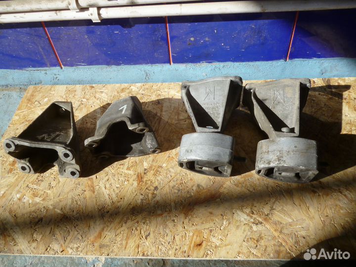 Кронштейн опоры левый коробки фольксваген ауди
