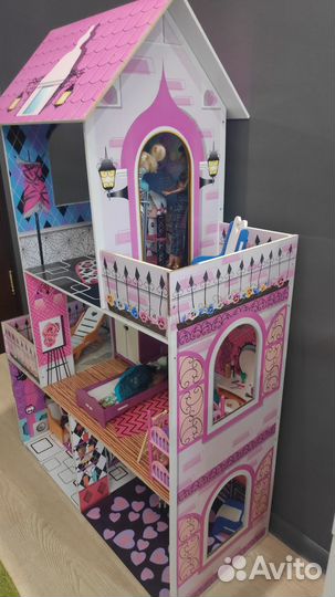 Большой кукольный домик с мебелью
