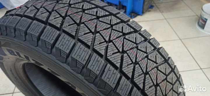 Bridgestone Blizzak DM-V2 235/65 R17 112