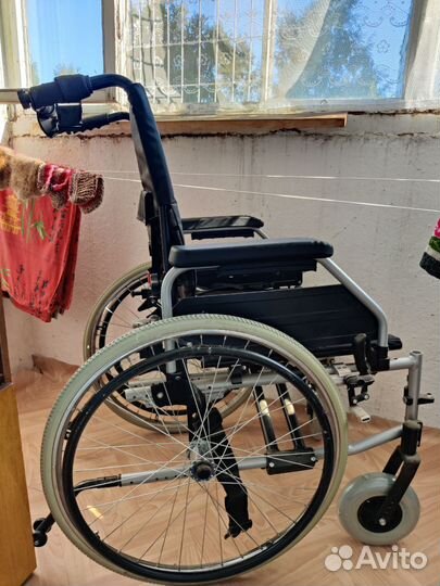 Инвалидная коляска (кресло)