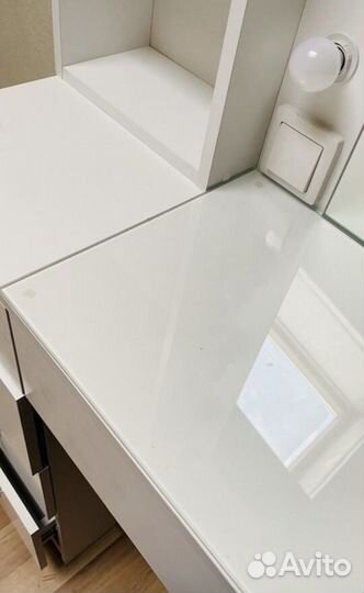 Туалетный столик с зеркалом и подсветкой