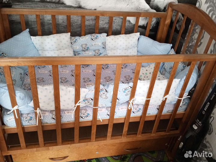 Детская кроватка с маятником и ящиком