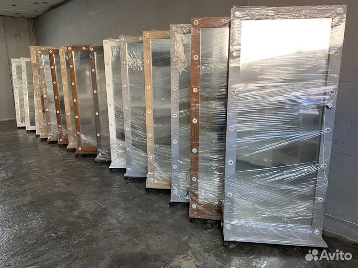 В наличии зеркала с лампами