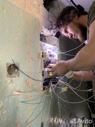 Электрик в день обращения.Работаю один