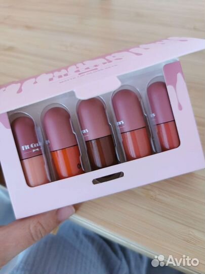 Помада блеск для губ