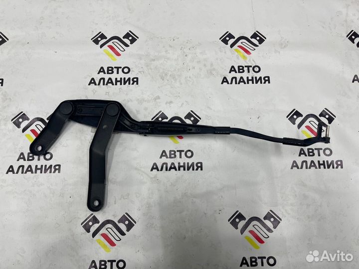 Поводок стеклоочистителя передний правый