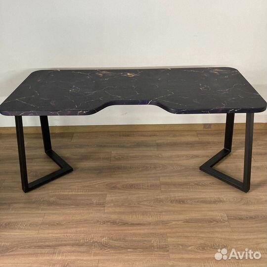 Письменный стол 'Status Flag'