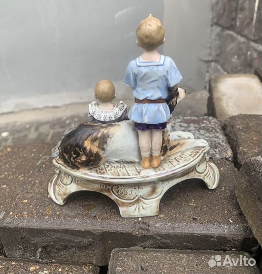 Фарфоровая статуэтка