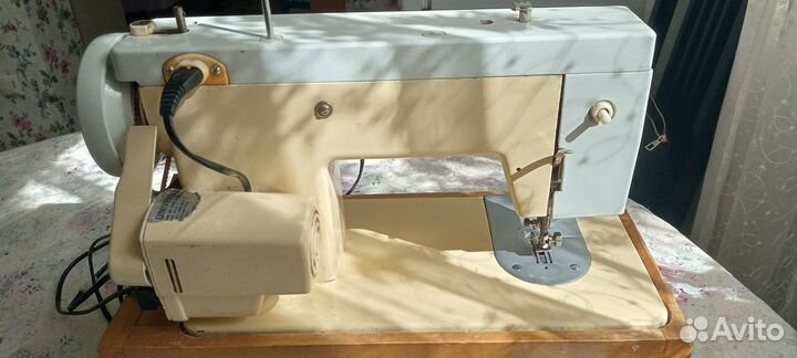 Швейная машинка чайка 143