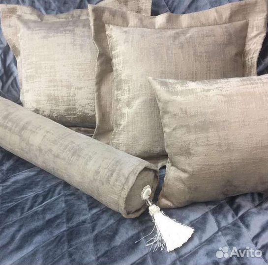 Покрывало и подушки с аппликациями