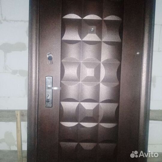 Дверь входная металлическая правая б. У