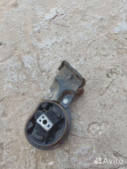 Передняя опора двигателя