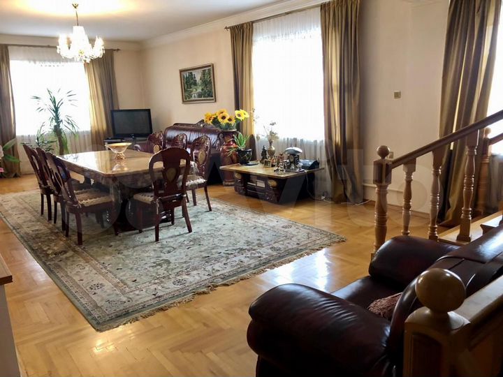 Дом 700 м² на участке 7 сот.