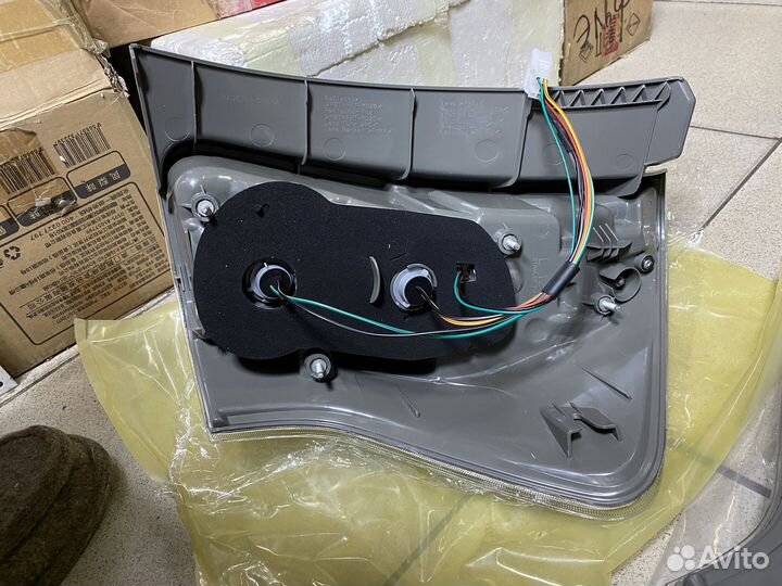 Задние фонари Toyota Prius Alpha ZVW40W, ZVW41W