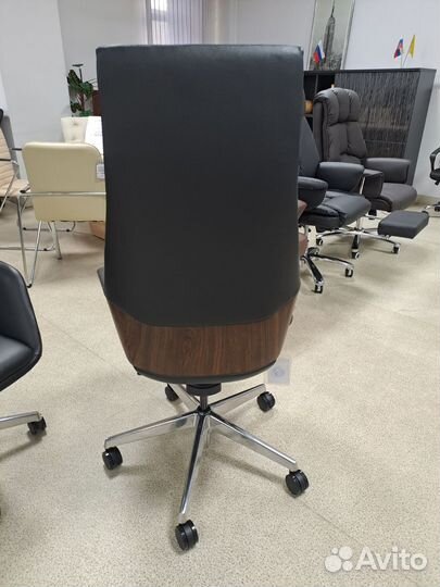 Эксклюзивное кожаное кресло с отделкой деревом