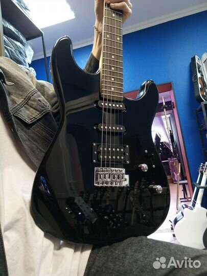 Электрогитара чёрная суперстрат