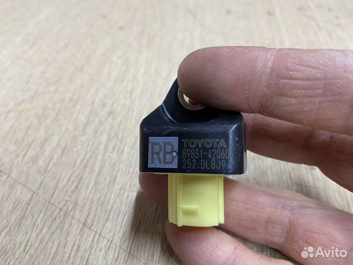 Датчик удара боковой Toyota Rav4 XA50