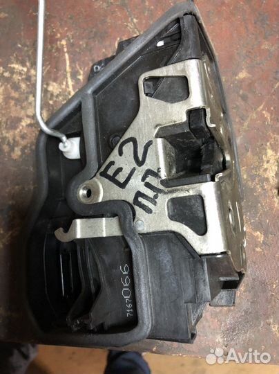 Замок дверной передний правый на bmw e83