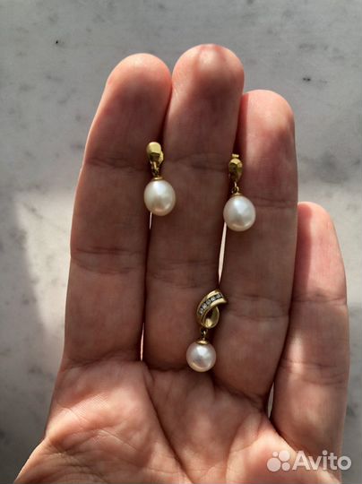 Золотые серьги и кулон с жемчугом и фианитами