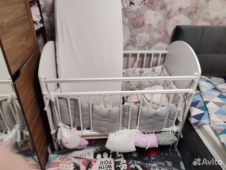 Детская кроватка с маятником