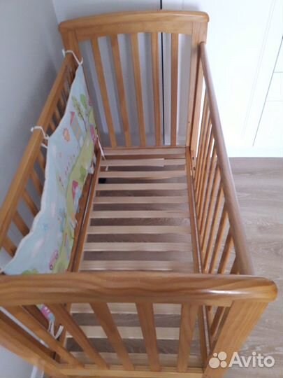 Детская кроватка с маятником