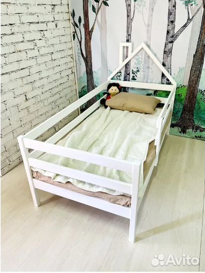 Детская кровать с бортиком